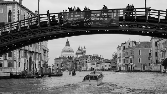 Canal Grande, pohled pod obloukem Ponte Accademia